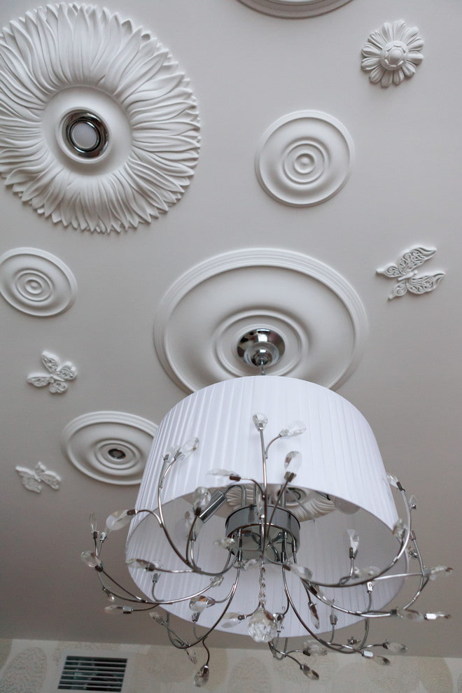 decorazioni in stucco sul soffitto