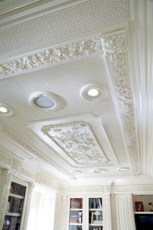 decorazioni in stucco sul soffitto