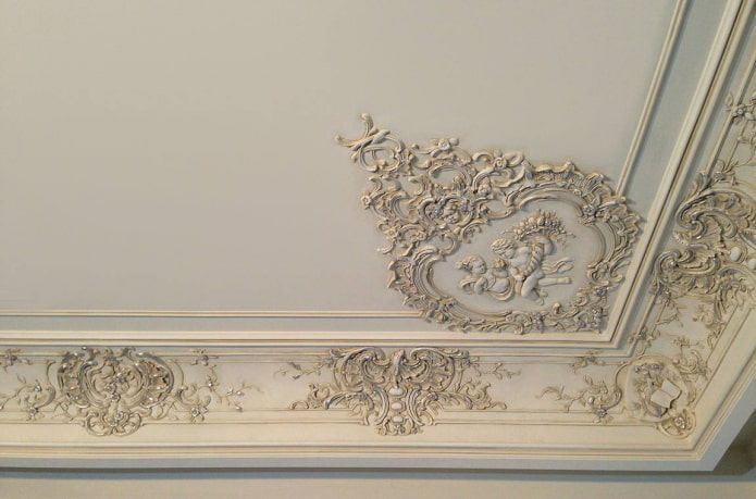 decorazione in stucco con patina sul soffitto