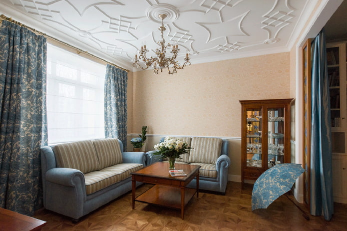 decorazione in stucco su un soffitto dipinto