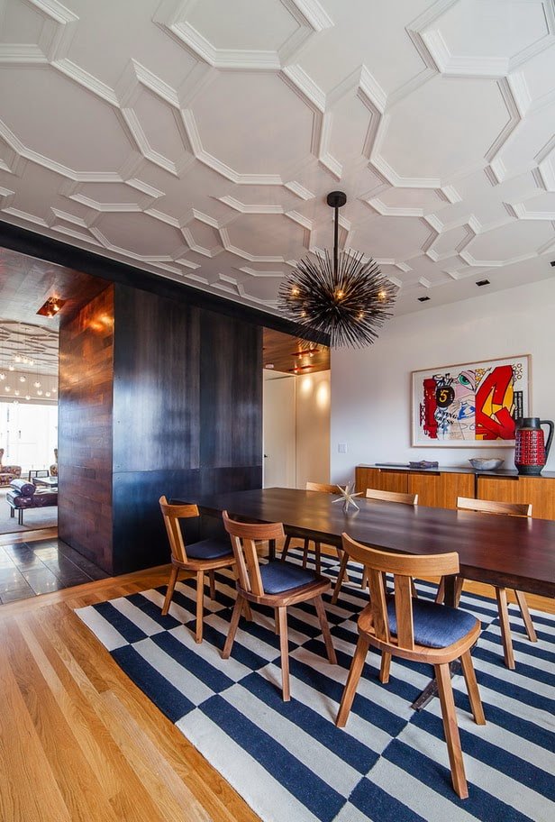 motivi geometrici in stucco sul soffitto