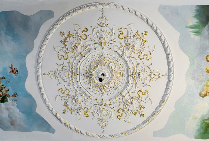 decorazione in stucco con pittura sul soffitto