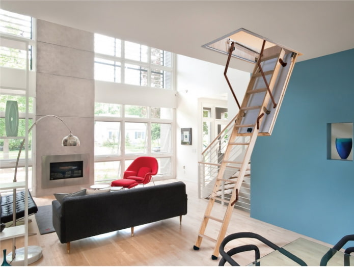 scala pieghevole all'interno di una casa privata