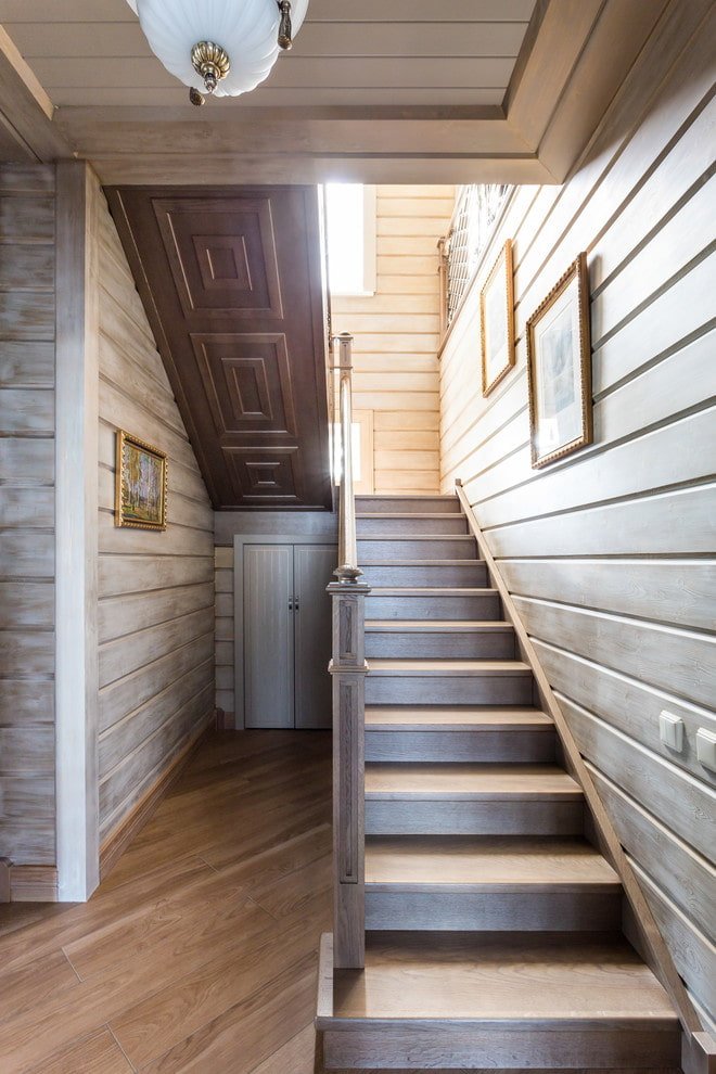 scala in legno all'interno di una casa privata