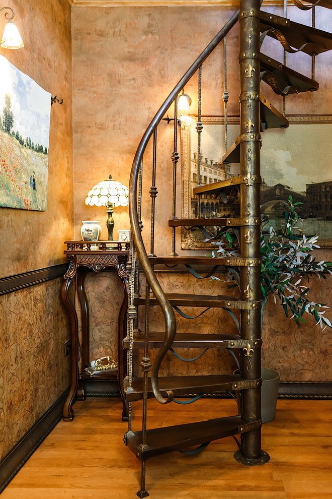 scala in metallo all'interno di una casa privata