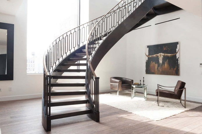 scala in metallo all'interno di una casa privata