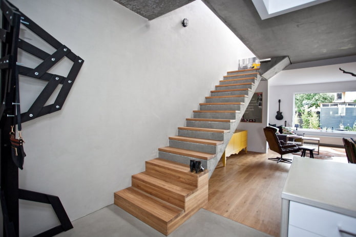 scala in cemento all'interno di una casa privata