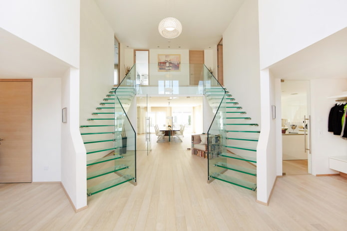 scala in vetro all'interno di una casa privata