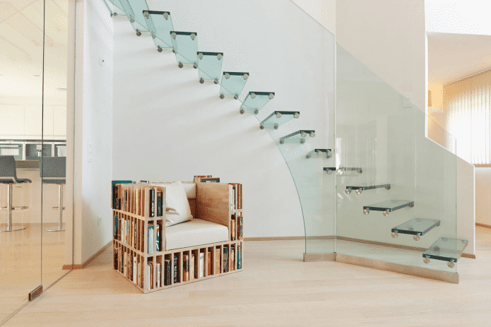 scala in vetro all'interno di una casa privata
