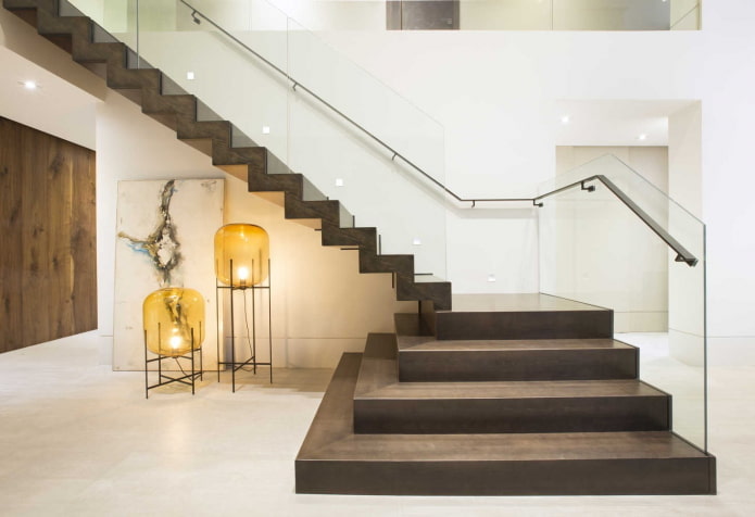 scala in pietra all'interno di una casa privata