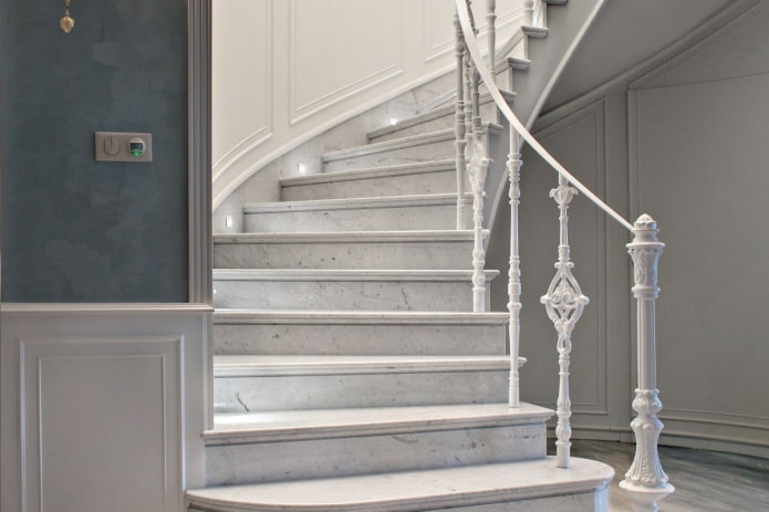 scala in pietra all'interno di una casa privata