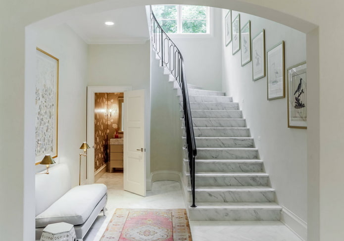 decorazione della scala all'interno di una casa privata