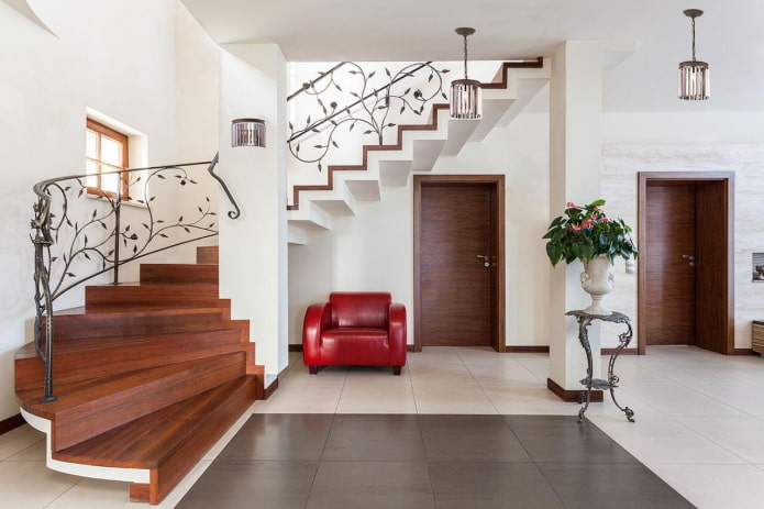 scale nell'ingresso all'interno di una casa privata