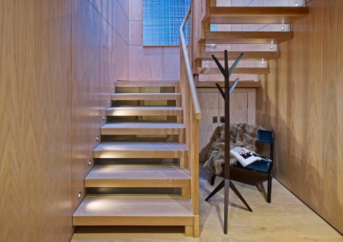 illuminazione delle scale all'interno di una casa privata
