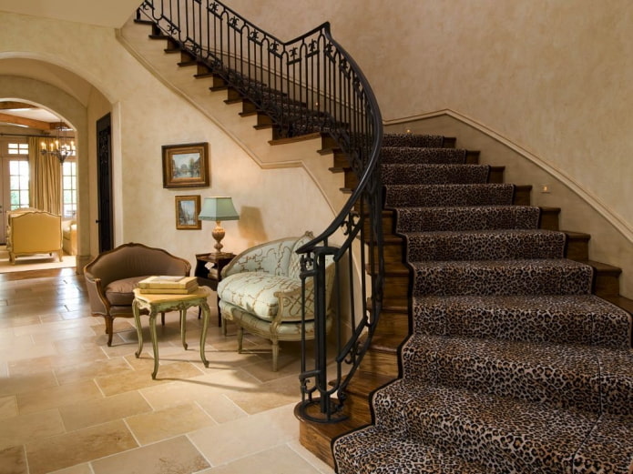 design delle scale all'interno di una casa privata