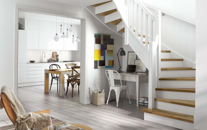 scala all'interno di una casa in stile scandinavo