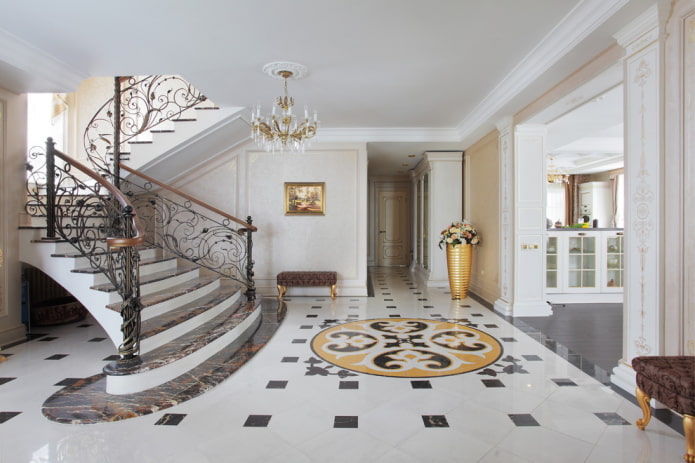 scala all'interno di una casa in stile classico