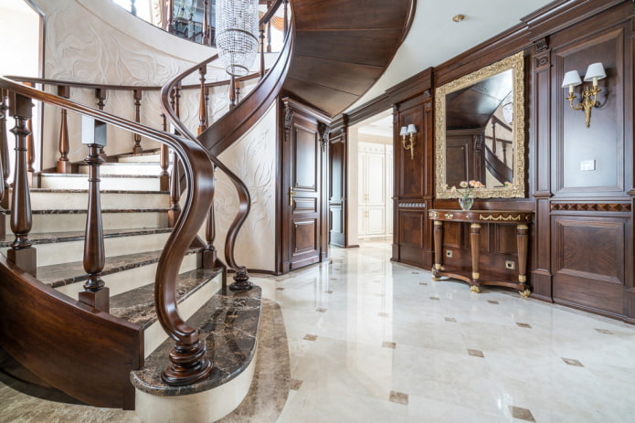scala all'interno di una casa in stile classico