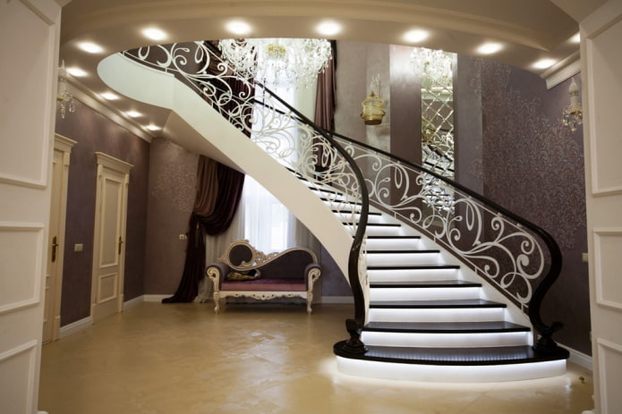 scala all'interno di una casa in stile classico