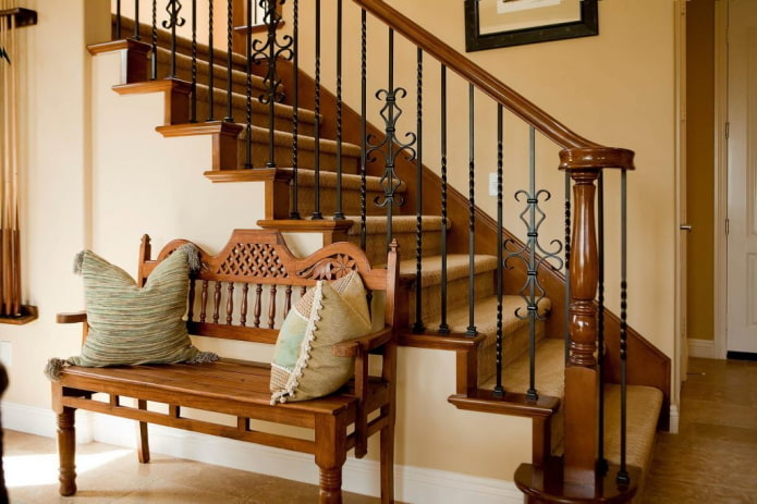 scala all'interno di una casa in stile country