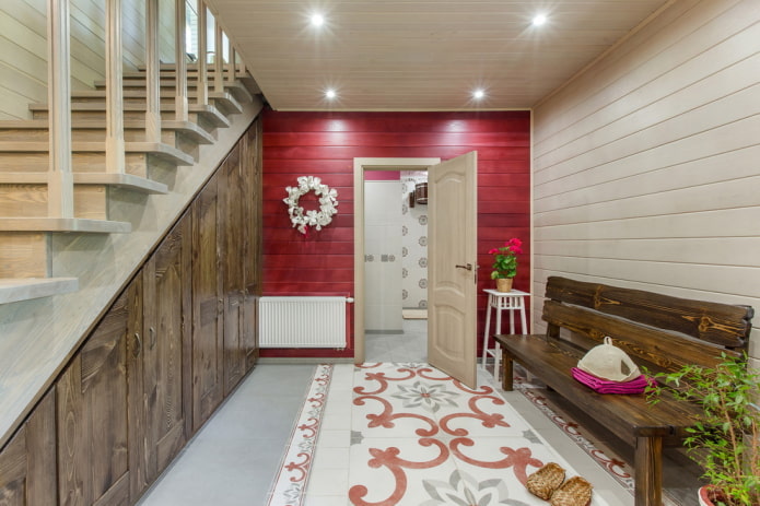 scala all'interno di una casa in stile country