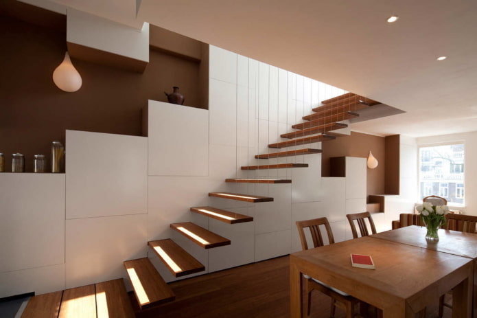 scala all'interno di una casa in stile hi-tech