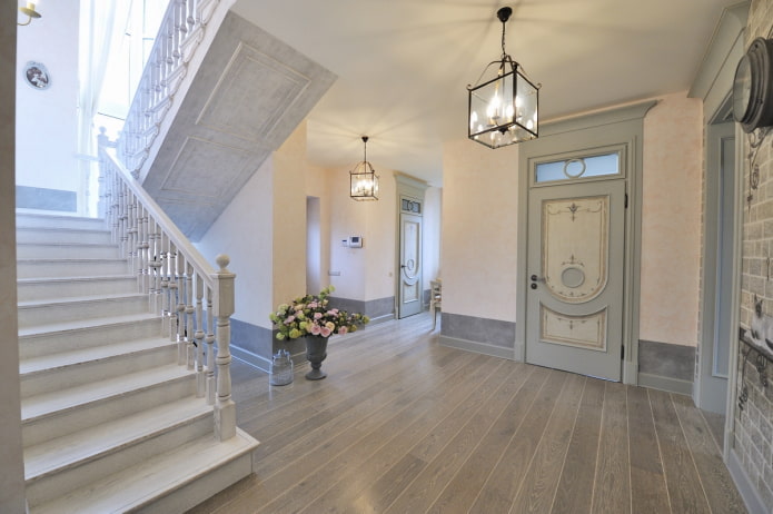 scala all'interno di una casa in stile provenzale