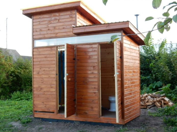 doccia in legno per cottage estivo