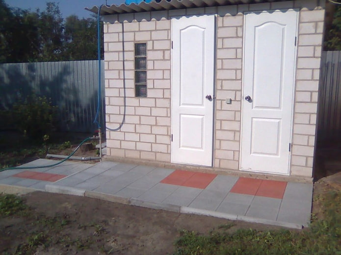 doccia e WC in mattoni nella dacia