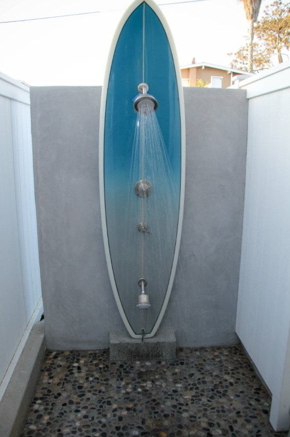supporto doccia fatto di tavola da surf