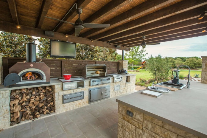 scatola porta legna nella cucina estiva