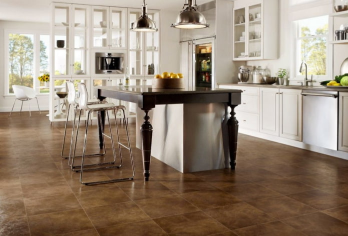 linoleum sotto le piastrelle nell'interno della cucina