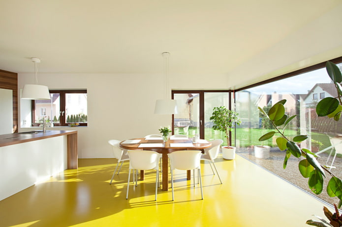 linoleum giallo nell'interno della cucina