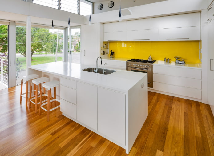 linoleum sotto il laminato nell'interno della cucina