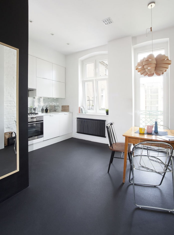 linoleum nero nell'interno della cucina