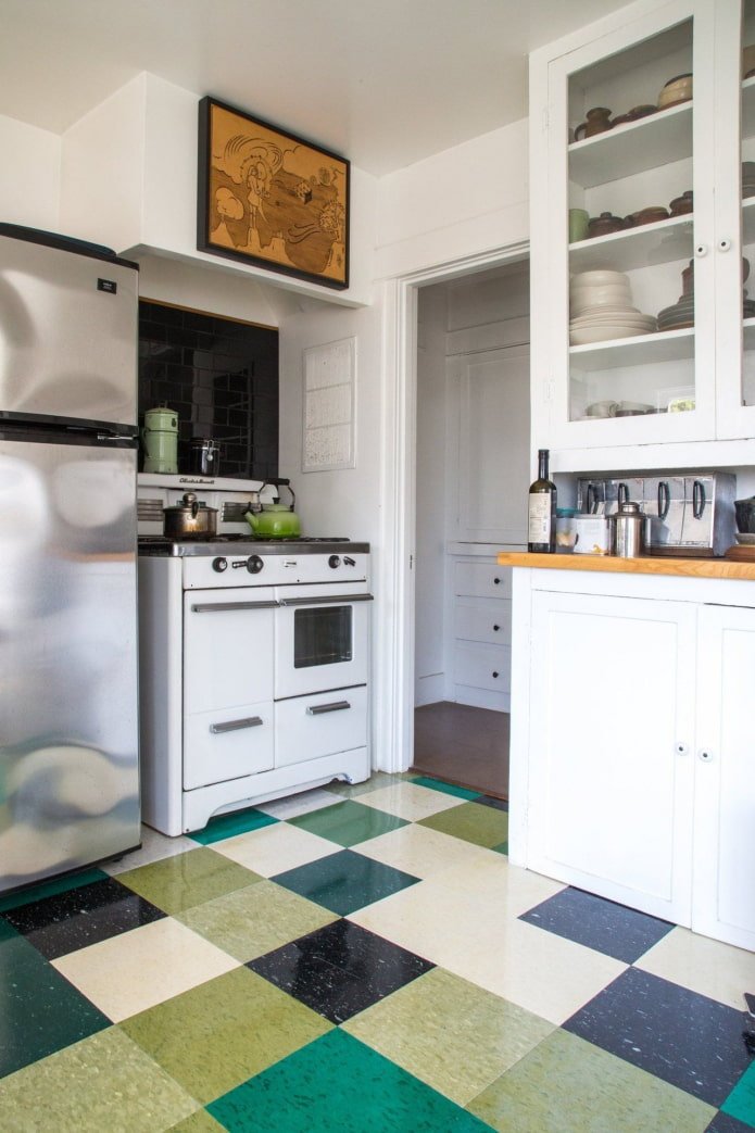 linoleum con motivi geometrici nell'interno della cucina