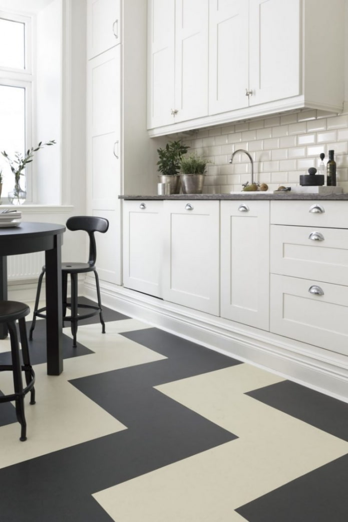 linoleum con motivi geometrici nell'interno della cucina