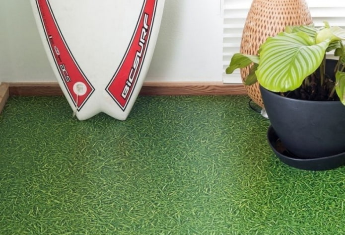 linoleum con effetto erba artificiale nell'interno della cucina