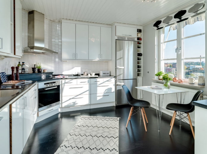 linoleum nero nell'interno della cucina