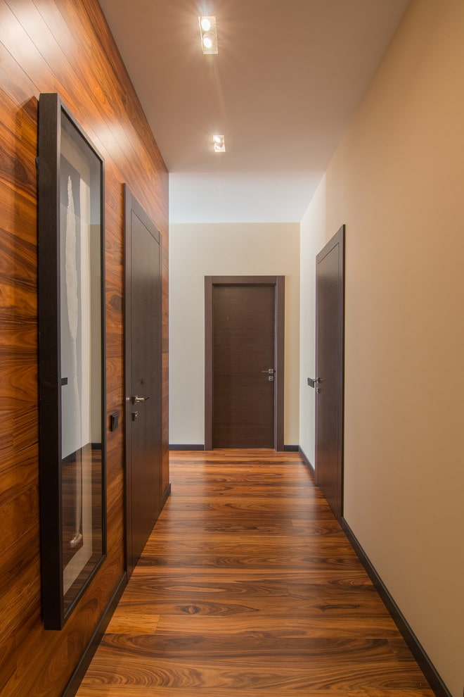 linoleum con finto laminato nel corridoio
