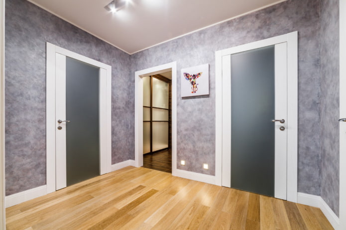 linoleum con finto laminato nel corridoio