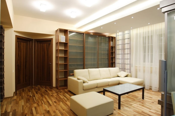 linoleum con laminato finto nel soggiorno