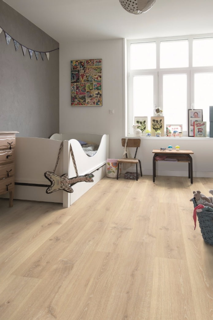 linoleum beige con laminato finto all'interno