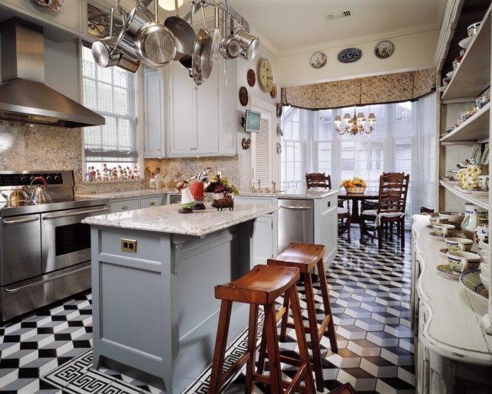 Ampia cucina con motivo geometrico sul pavimento