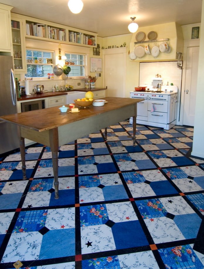 Patchwork blu sul pavimento
