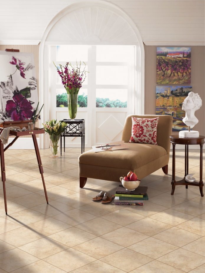 Pavimento piastrellato beige