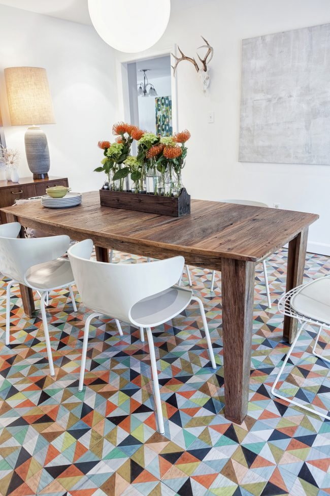 Triangoli multicolori sul pavimento