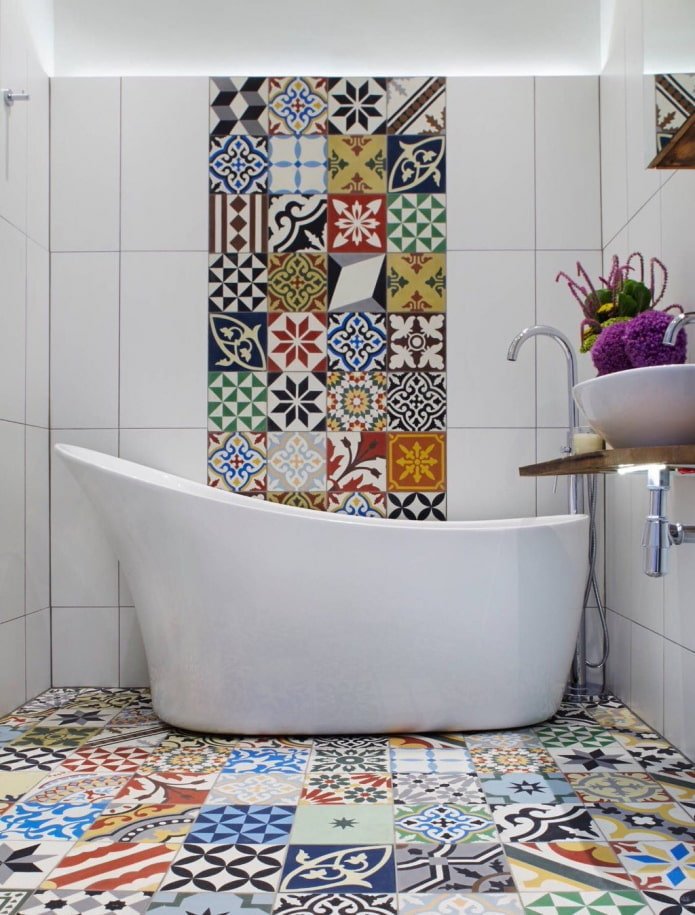 Bagno con linoleum multicolore