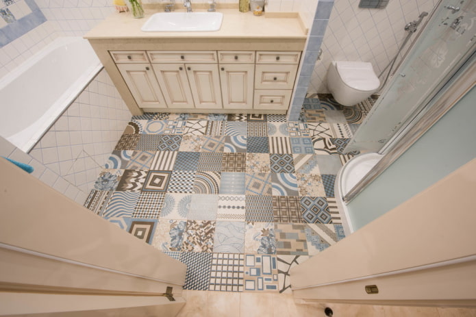 linoleum sotto le piastrelle patchwork in bagno
