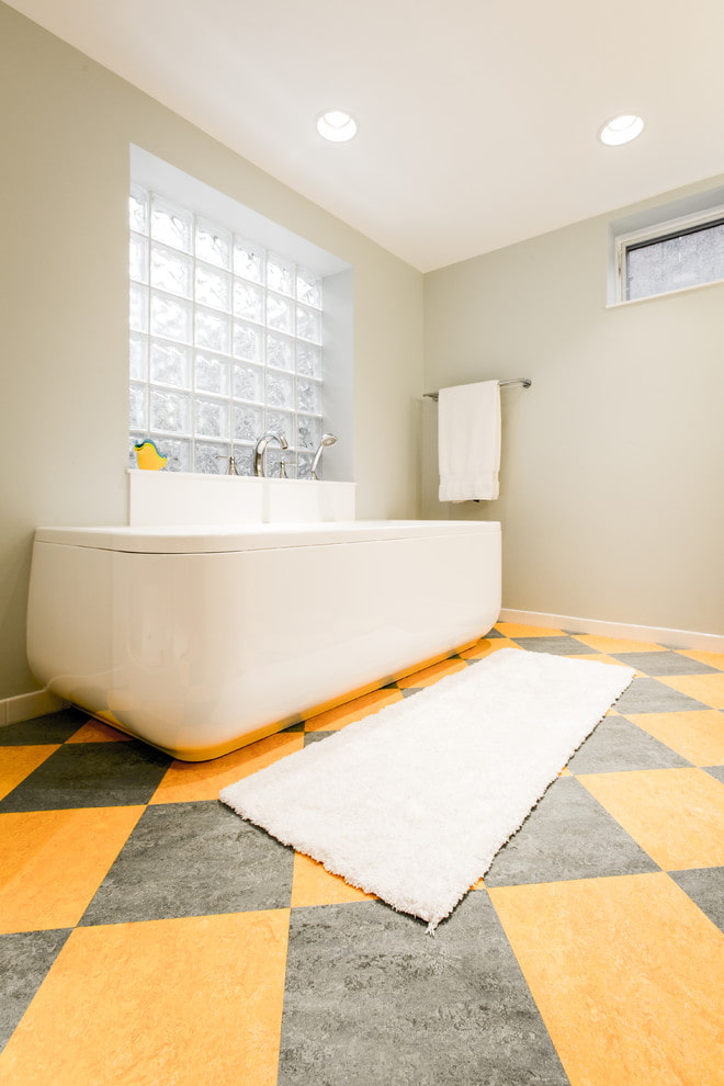 linoleum colorato negli interni del bagno